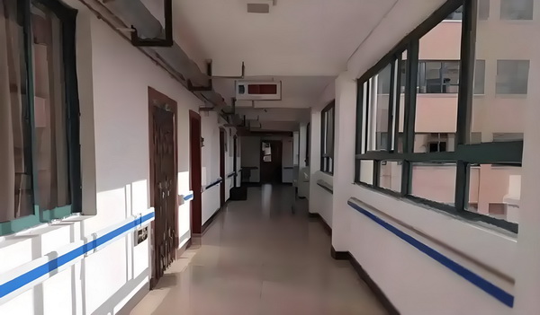演硬汉成名却情路坎坷，8年不敢谈恋爱，遇小10岁的她成宠妻狂魔